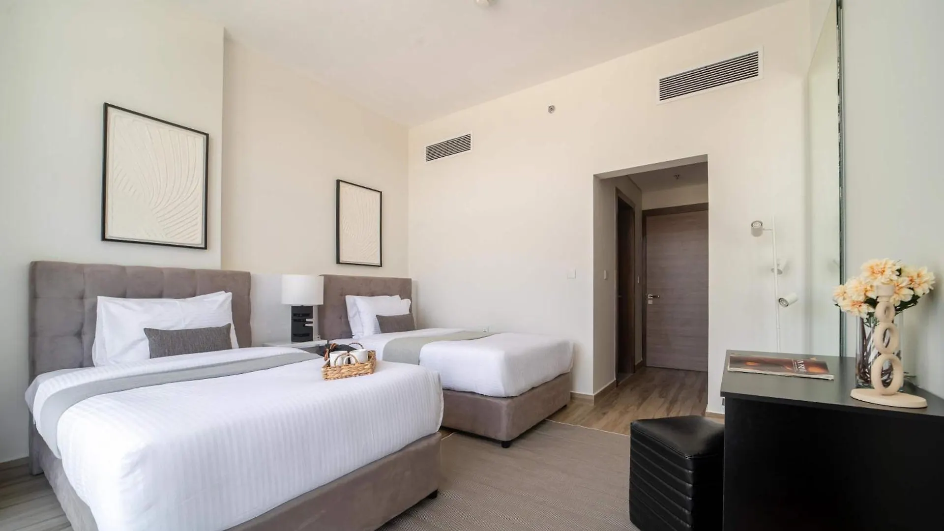 Frank Porter - Welcome Residency Dubai 0*,