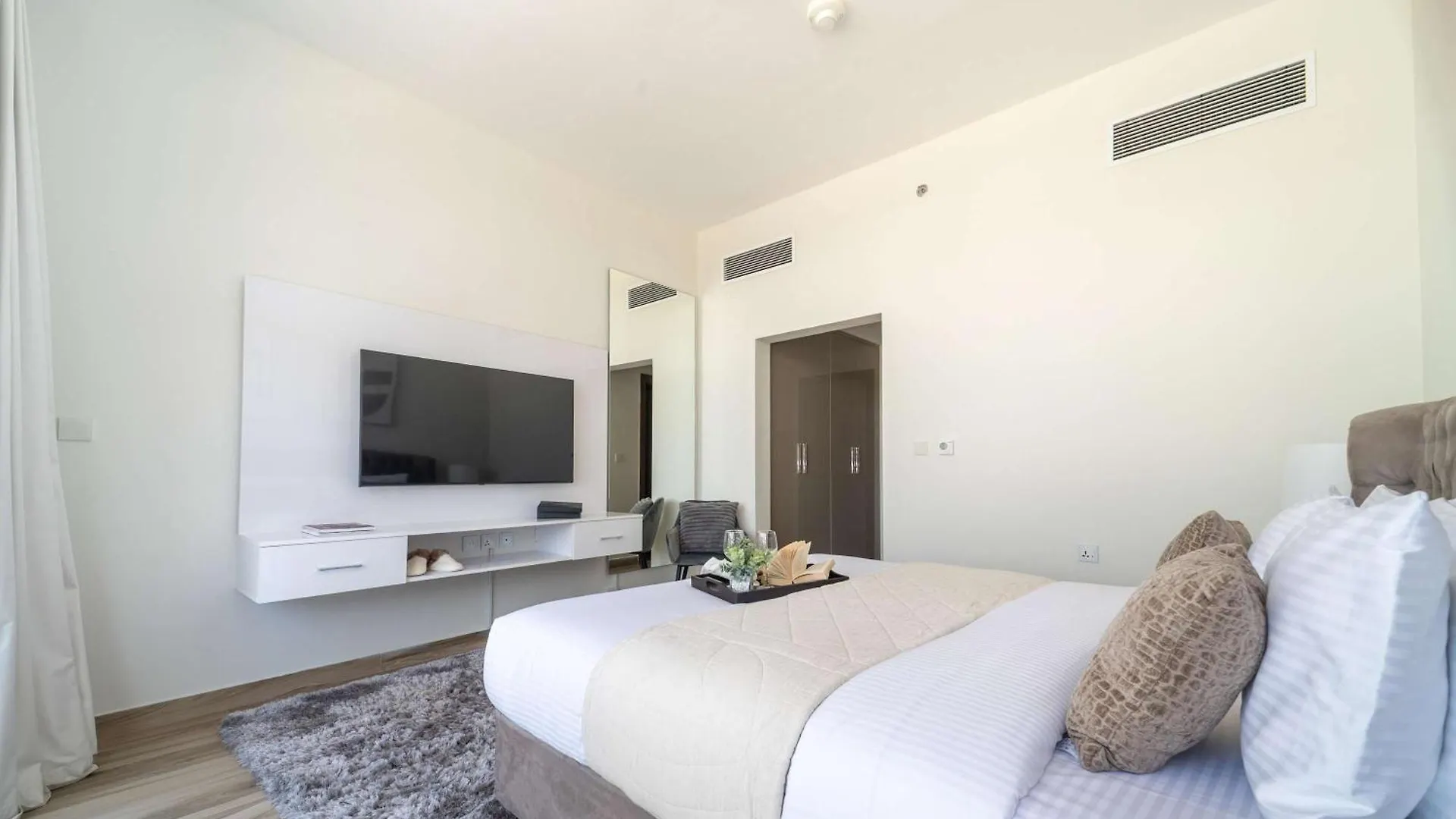 Frank Porter - Welcome Residency Dubai Apartment